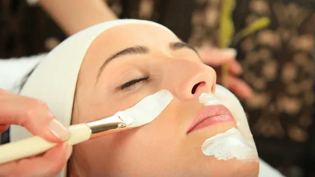 El Arte del Rejuvenecimiento Facial: Peeling Químico en Cirugía Plástica Ceuta